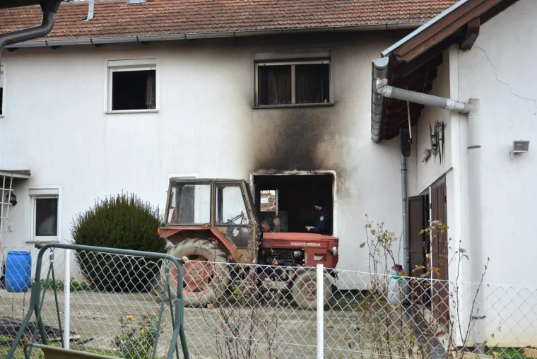 Tijekom noći na adresi Velike Sredice 83 buknuo je požar u obiteljskoj kući. Tijekom ga&scaron;enja u kući je pronađeno žensko mrtvo tijelo, a detalji će biti poznati nakon policijskog očevida koji je u tijeku