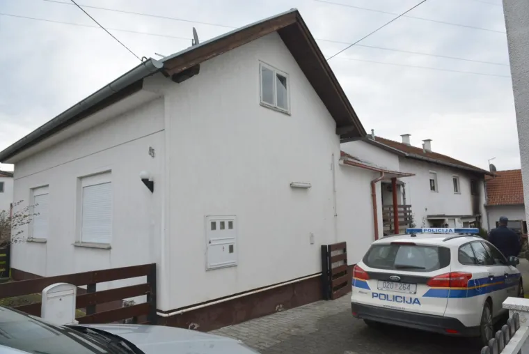 Tijekom noći na adresi Velike Sredice 83 buknuo je požar u obiteljskoj kući. Tijekom ga&scaron;enja u kući je pronađeno žensko mrtvo tijelo, a detalji će biti poznati nakon policijskog očevida koji je u tijeku