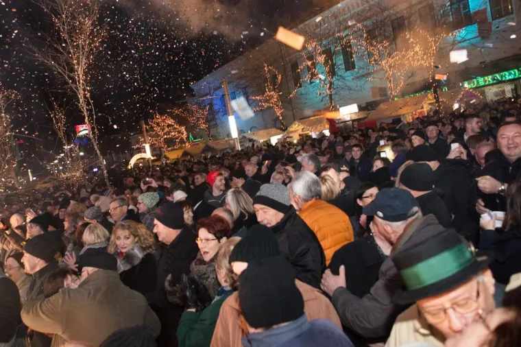 Zvonko Bogdan i grupa Detour uveli su Osječane u Novu 2018. godinu