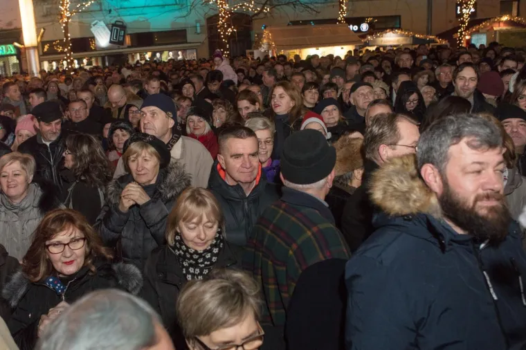 Zvonko Bogdan i grupa Detour uveli su Osječane u Novu 2018. godinu