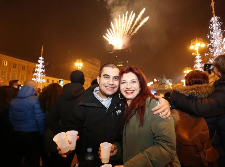 Građani u dobrom raspoloženju dočekali 2018. godinu na Trgu bana Jelačića