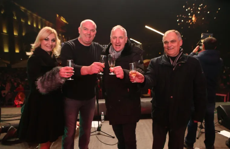 Splićani najluđu noć u godini dočekali na rivi uz Mjesni odbor, Joleta i Gustafe.