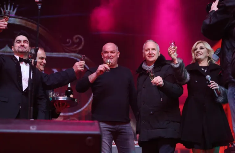 Splićani najluđu noć u godini dočekali na rivi uz Mjesni odbor, Joleta i Gustafe.