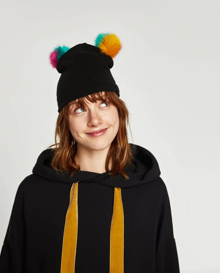Beanie kapa s dva pompona, Zara, 49,90 kuna (snižena sa 79,90 kuna)