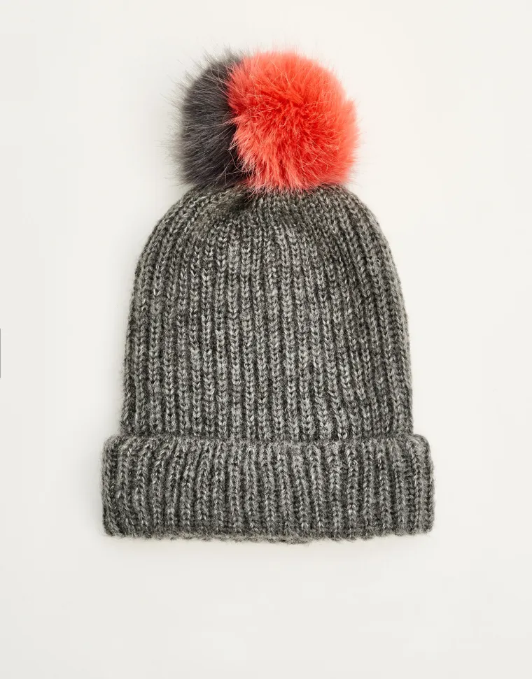 Siva beanie kapa s dva pompona, Pull&amp;Bear, 29,90 kuna (snižena sa 99,90 kuna)
