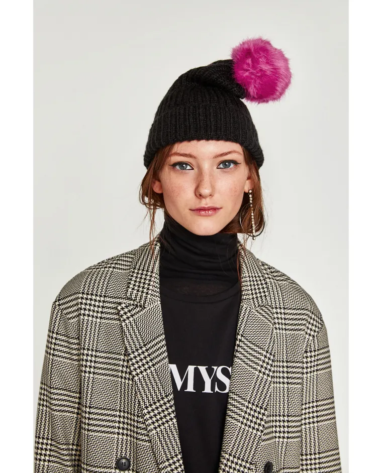 Beanie kapa s ružičastim pomponom, Zara, 49,90 kuna (snižena sa 79,90 kuna)