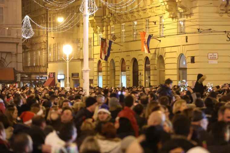 VELIKI VATROMET I KONCERT NA GLAVNOM ZAGREBAČKOM TRGU: Evo kako se dočekala 2018. godina u srcu hrvatske metropole