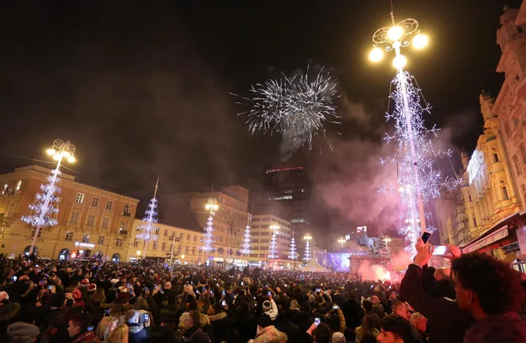 Zagrepčani i njihovi gosti u dobrom raspoloženju dočekali 2018. godinu na Trgu bana Jelačića.