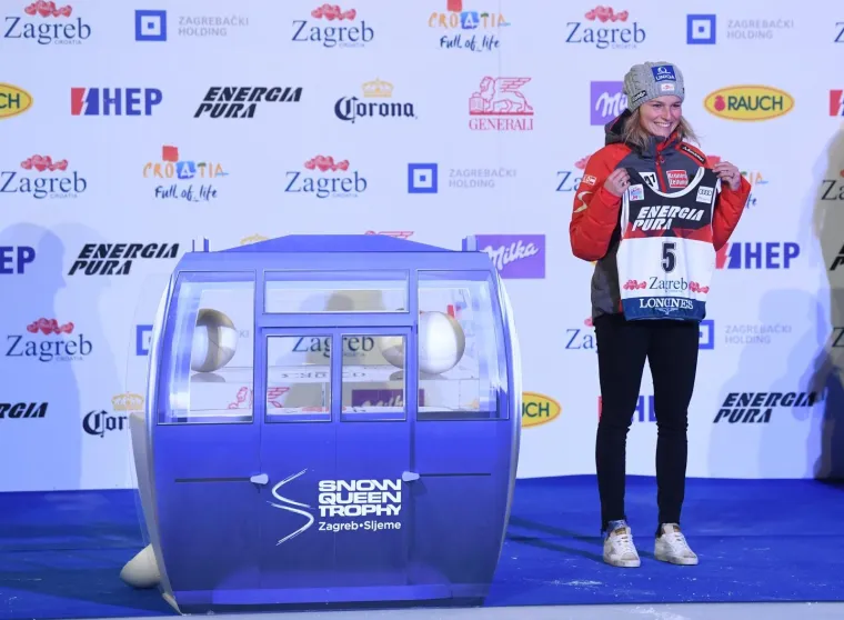 SHOW NA TOMISLAVCU: Skija&scaron;ice su morale klizati do svojih startnih brojeva