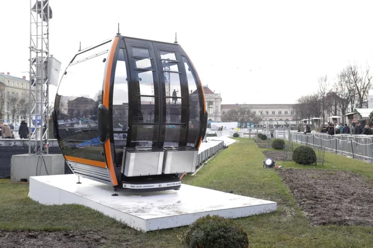 Na Trgu kralja Tomislava postavljena gondola buduće sljemenske žičare