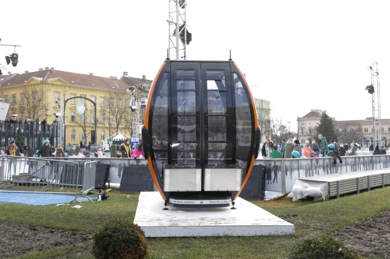 Na Trgu kralja Tomislava postavljena gondola buduće sljemenske žičare