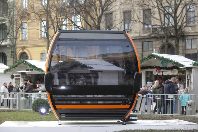 Na Trgu kralja Tomislava postavljena gondola buduće sljemenske žičare
