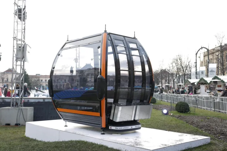 Na Trgu kralja Tomislava postavljena gondola buduće sljemenske žičare