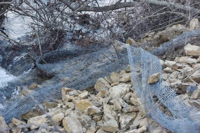 Odron cijelog brda nedaleko Knina, ceste vi&scaron;e nema, a sela su potpuno odsječena