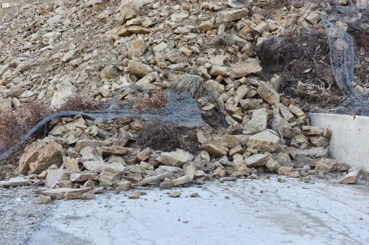 Odron cijelog brda nedaleko Knina, ceste vi&scaron;e nema, a sela su potpuno odsječena