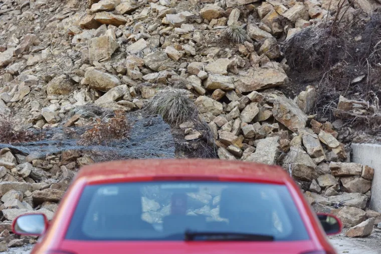 Odron cijelog brda nedaleko Knina, ceste vi&scaron;e nema, a sela su potpuno odsječena