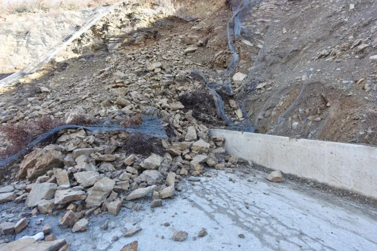 Odron cijelog brda nedaleko Knina, ceste vi&scaron;e nema, a sela su potpuno odsječena