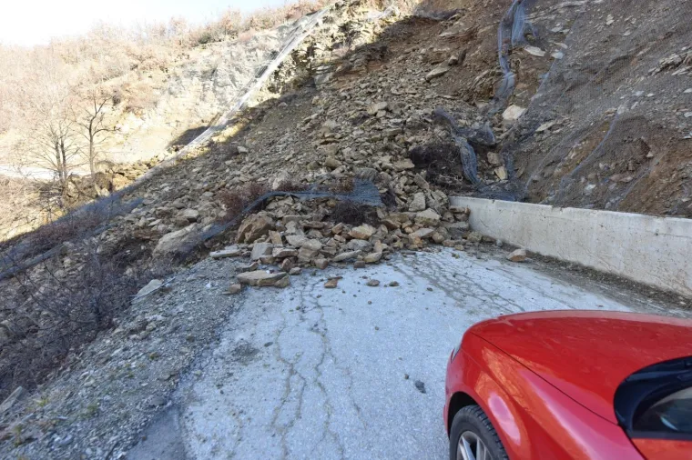 Odron cijelog brda nedaleko Knina, ceste vi&scaron;e nema, a sela su potpuno odsječena