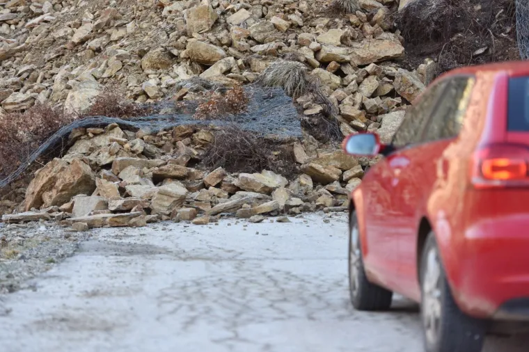 Odron cijelog brda nedaleko Knina, ceste vi&scaron;e nema, a sela su potpuno odsječena