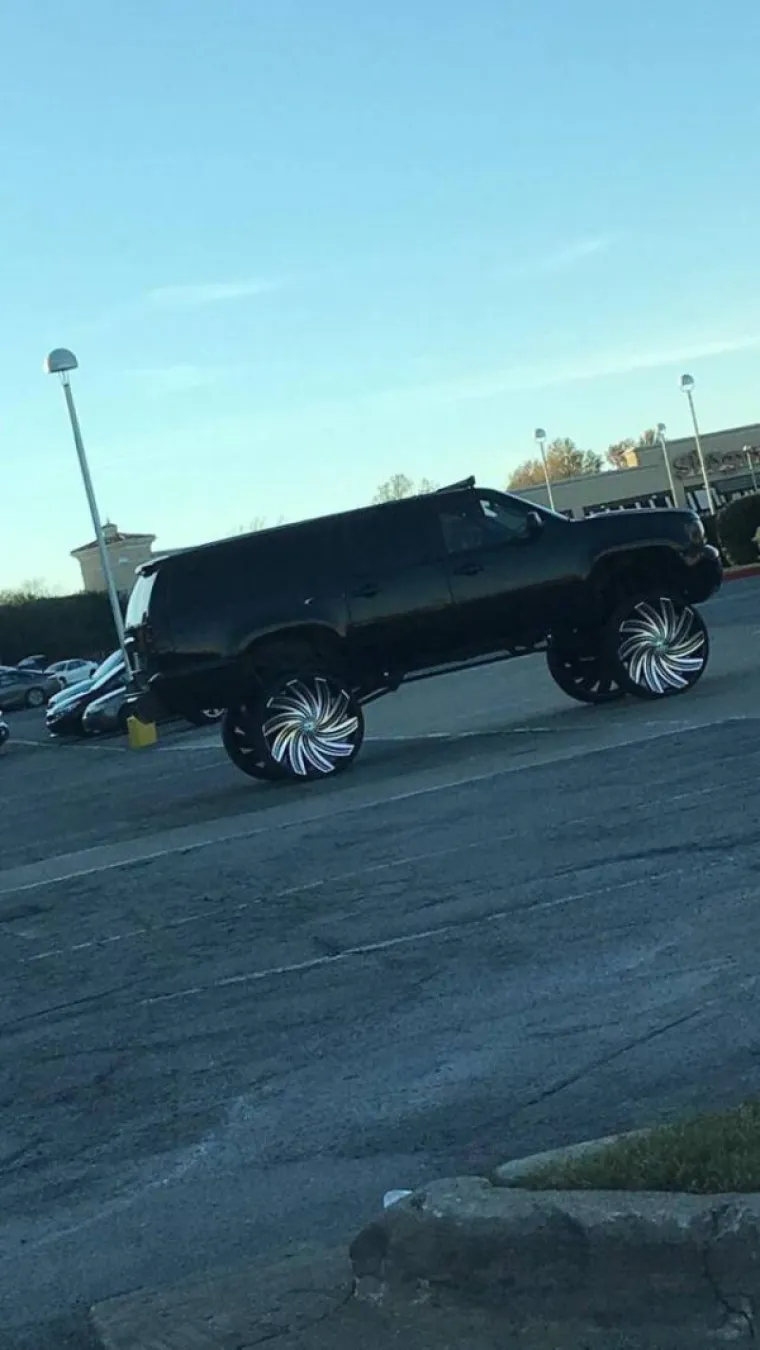 LIMENE LJUBIMCE PRETVORILI U PRAVI KIČ: Uložili puno u svoje automobile, ali rezultati su dosta nakaradni