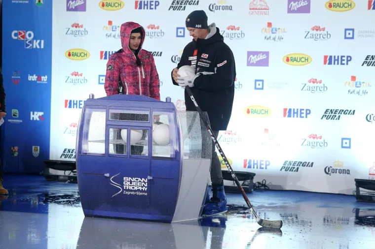 SPEKTAKL U CENTRU ZAGREBU: Skija&scaron;i doklizali po startne brojeve