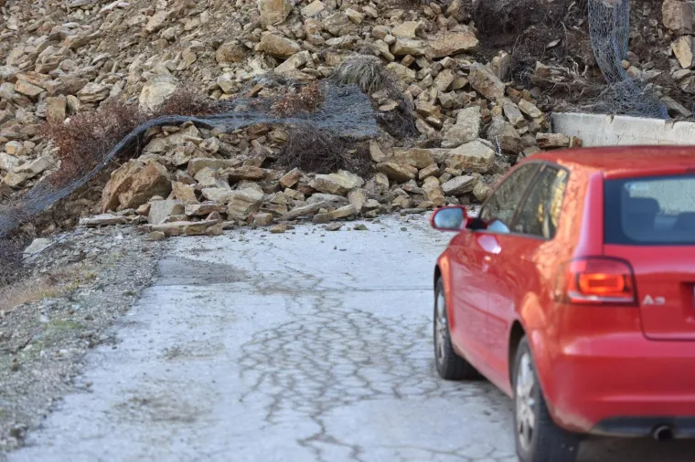 U zaseoku Radljevac iznad Knina do&scaron;lo je do velikog odrona. Na lokalnu cestu uru&scaron;ilo se gotovo pola brda. Mje&scaron;tani okolnih sela moraju se koristiti alternativnim pravcima.Photo: Hrvoje Jelavic/PIXSELL