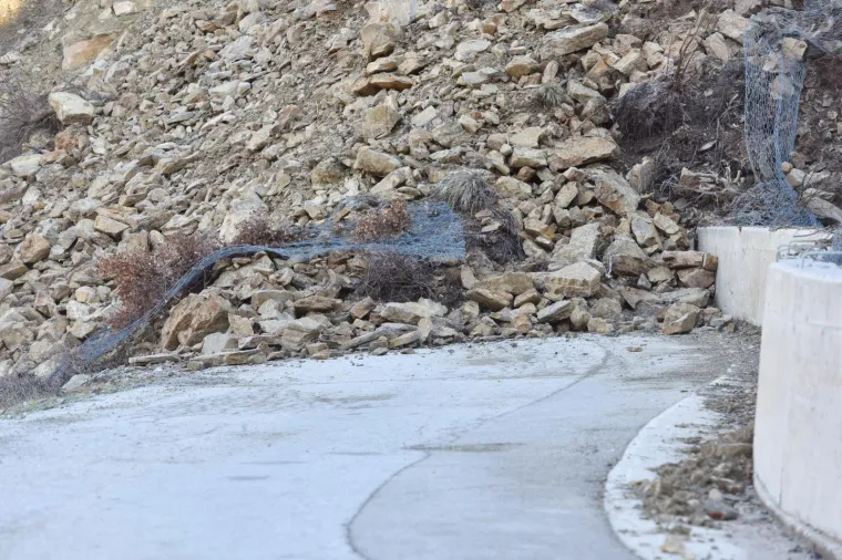 KOD KNINA SE ODRONILO CIJELO BRDO: Lokalne ceste vi&scaron;e nema, a sela su potpuno odsječena