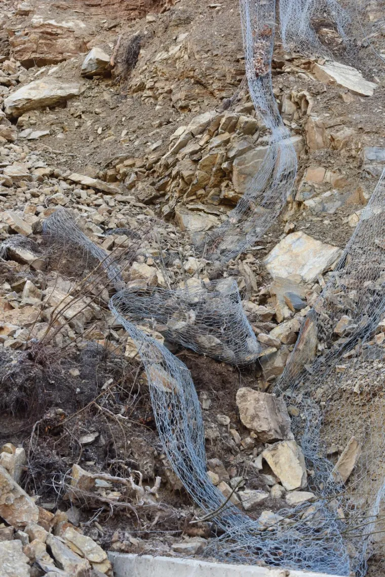 KOD KNINA SE ODRONILO CIJELO BRDO: Lokalne ceste vi&scaron;e nema, a sela su potpuno odsječena