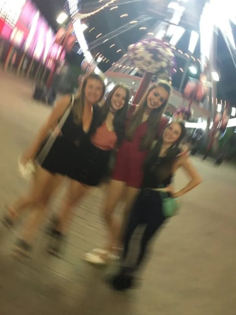 POVJERILI FOTOAPARATE POTPUNIM STRANCIMA: Turisti zamolili prolaznike da ih uslikaju pa dobili urnebesne fotke