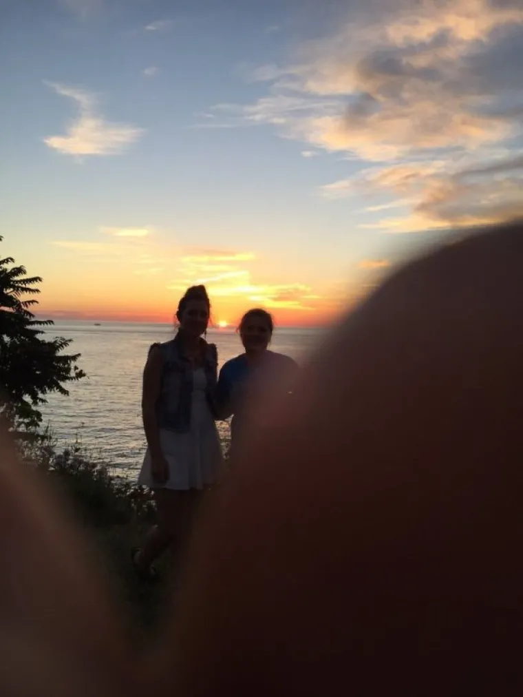 POVJERILI FOTOAPARATE POTPUNIM STRANCIMA: Turisti zamolili prolaznike da ih uslikaju pa dobili urnebesne fotke