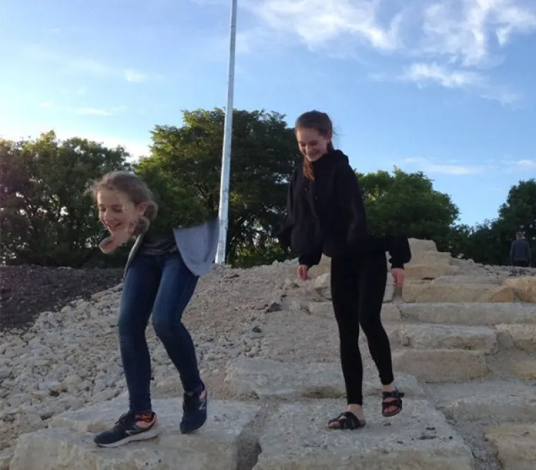 POVJERILI FOTOAPARATE POTPUNIM STRANCIMA: Turisti zamolili prolaznike da ih uslikaju pa dobili urnebesne fotke