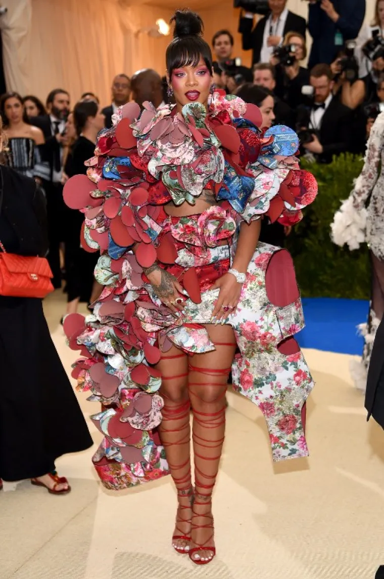 Rihanna u kreaciji s potpisom Comme des Garçonsa na Met Gala večeri.