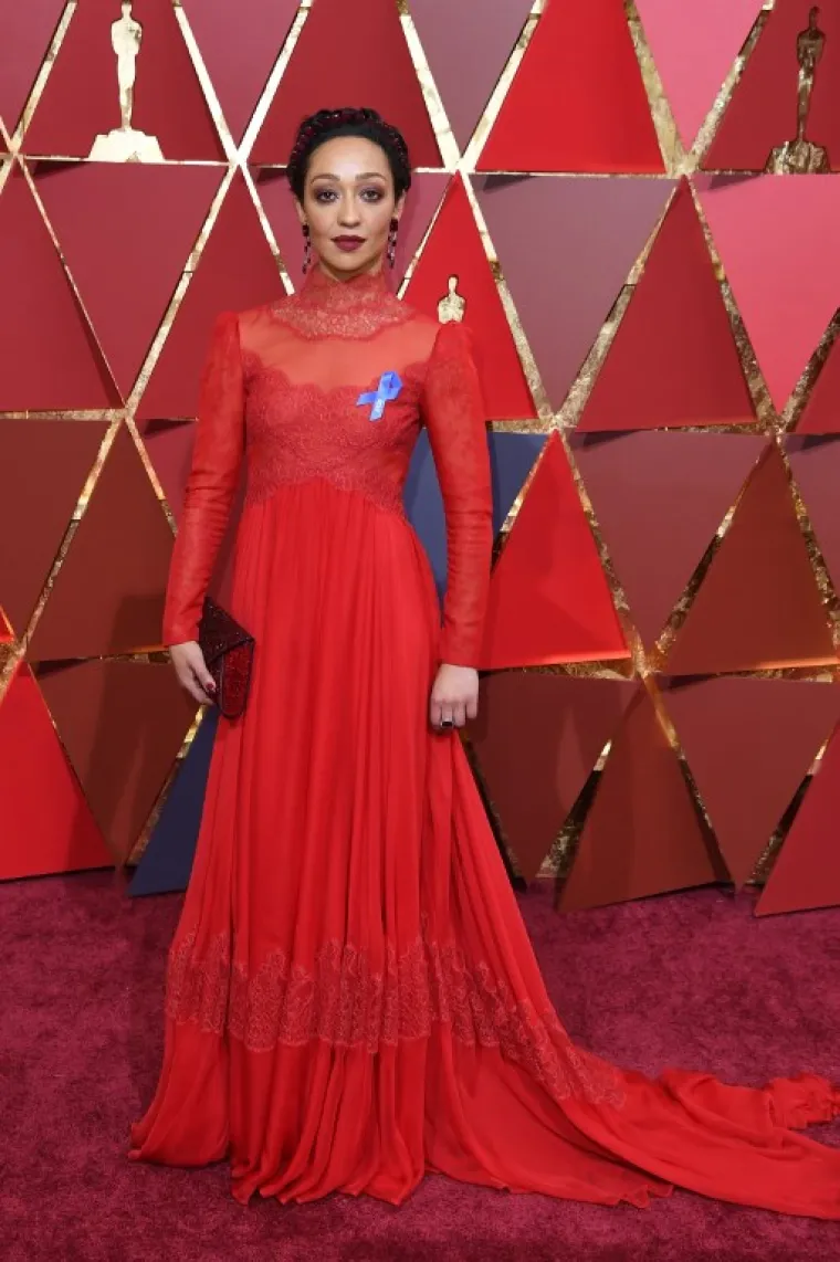 Glumica Ruth Negga na dodjeli Oscara u raskošnoj, crvenoj Valentinovoj Haute Couture haljini.
