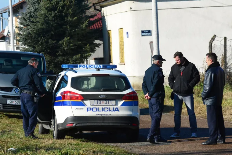 Slavonski Brod - Teretni vlak je u 9.30 sati usmrtio osobu nekoliko stotina metara od zeljeznickog kolodvora, u blizini trgovaČkog centra Kaufland. Policijskim očevidom utvrdit će se identitet stradale osobe te okolnosti vezano uz događaj.