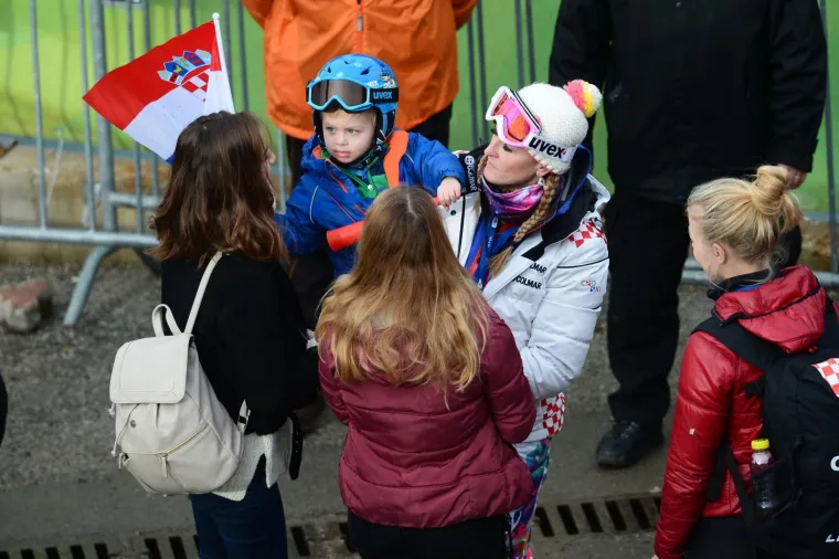 04.01.2018., Zagreb - Muska slalomska utrka Audi FIS Svjetskog skijaskog kupa Snow Queen Trophy 2018. Janica Kostelic s necakom pricala s prijateljicama. Photo: Marko Prpic/PIXSELL