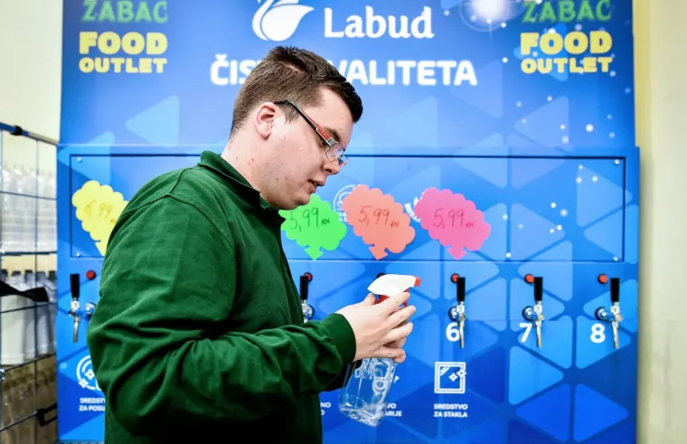 Zaposleniku Filipu Bosaku ovo je prvi
posao te je ovom prilikom izrazio veliko zadovoljstvo što je dobio priliku za rad za
koji će i biti plaćen.