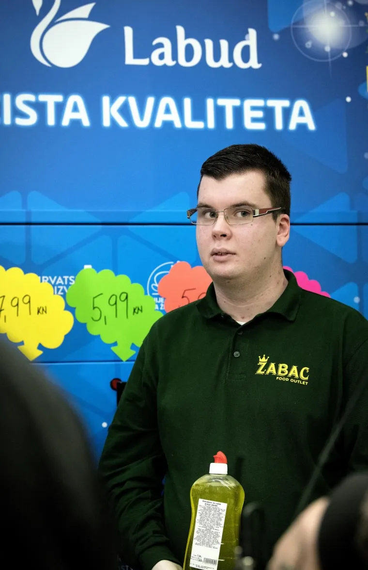 U suradnji s Centrom za inkluzivne radne aktivnosti zaposlena je jedna osobu s
invaliditetom koja će raditi na deterdžentomatu po 4 sata dnevno kojoj će
pomagati radni asistent. Centar za inkluzivne radne aktivnosti je neprofitna
organizacija koja svojim djelovanjem širi mogućnosti za jače uključivanje osoba s
intelektualnim poteškoćama u društvo.