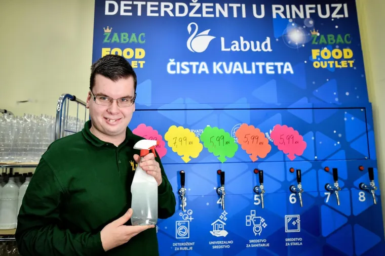Na prodaji radi osoba s invaliditetom Filip Bosak.