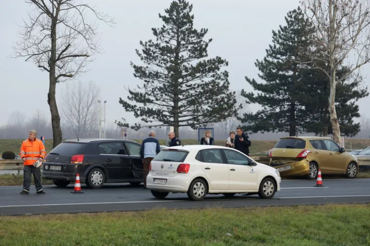 Kaotično je bilo u četvrtak poslijepodne na zagrebačkoj obilaznici. Kod motela Plitvice vozač kamiona je doživio srčani udar nakon čega je sletio s ceste. Samo nekoliko stotina metara dalje do&scaron;lo je do lak&scaron;eg sudara. Obilaznicom se zbog nesreća vozi otežano.