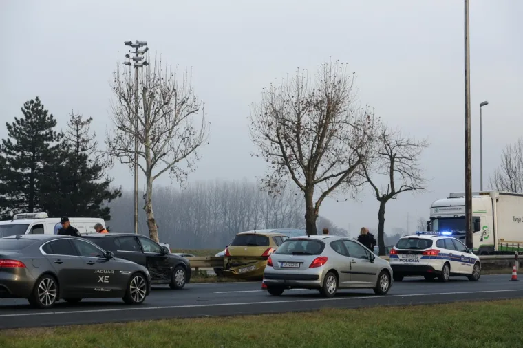 KAOS NA ZAGREBAČKOJ OBILAZNICI:&nbsp;Kod motela Plitvice vozač kamiona doživio infarkt i sletio s ceste, u blizini se dogodio i sudar