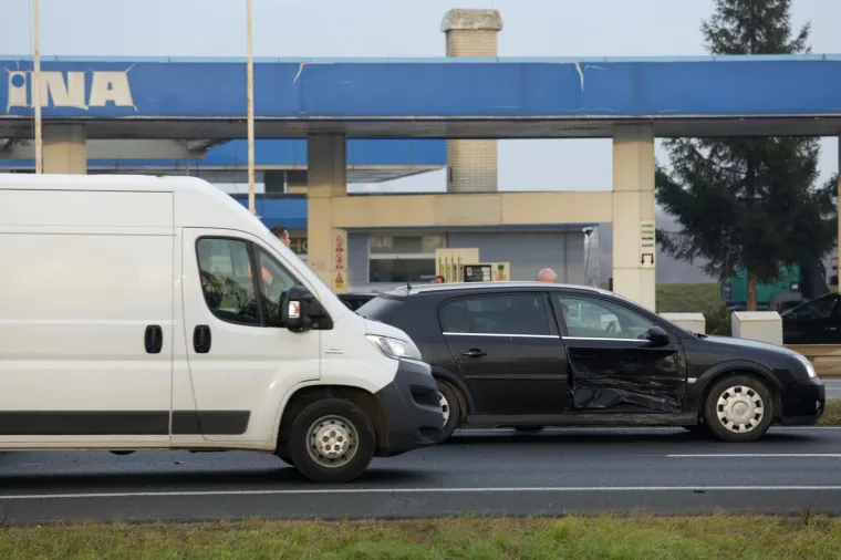 KAOS NA ZAGREBAČKOJ OBILAZNICI:&nbsp;Kod motela Plitvice vozač kamiona doživio infarkt i sletio s ceste, u blizini se dogodio i sudar