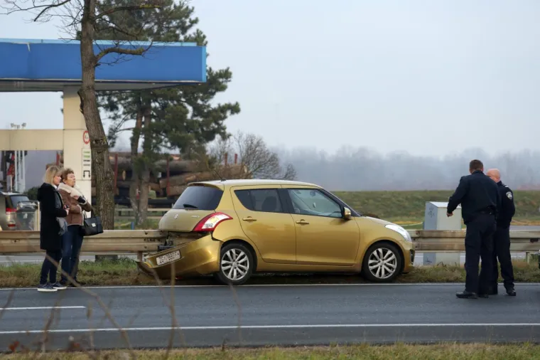 KAOS NA ZAGREBAČKOJ OBILAZNICI:&nbsp;Kod motela Plitvice vozač kamiona doživio infarkt i sletio s ceste, u blizini se dogodio i sudar