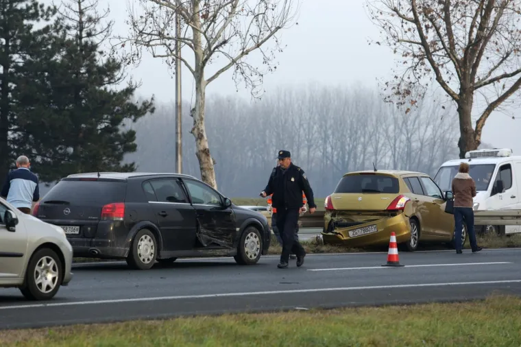 KAOS NA ZAGREBAČKOJ OBILAZNICI:&nbsp;Kod motela Plitvice vozač kamiona doživio infarkt i sletio s ceste, u blizini se dogodio i sudar