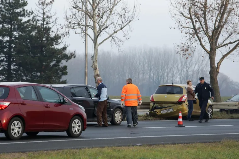 KAOS NA ZAGREBAČKOJ OBILAZNICI:&nbsp;Kod motela Plitvice vozač kamiona doživio infarkt i sletio s ceste, u blizini se dogodio i sudar