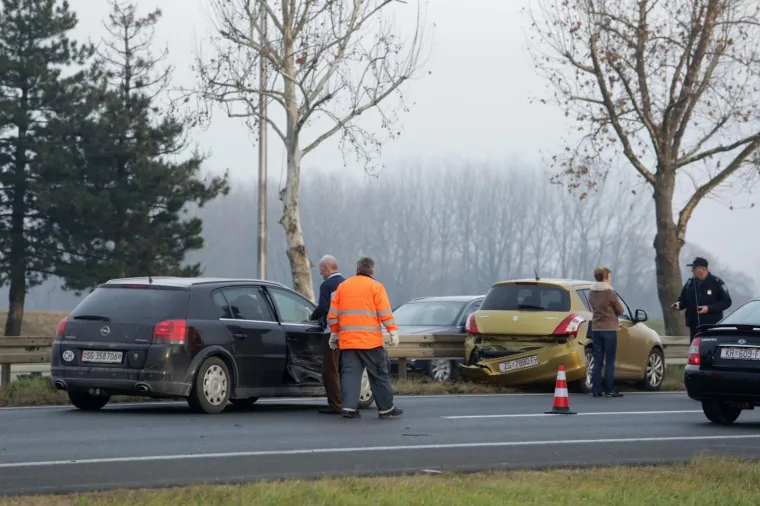 KAOS NA ZAGREBAČKOJ OBILAZNICI:&nbsp;Kod motela Plitvice vozač kamiona doživio infarkt i sletio s ceste, u blizini se dogodio i sudar