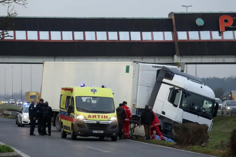 KAOS NA ZAGREBAČKOJ OBILAZNICI:&nbsp;Kod motela Plitvice vozač kamiona doživio infarkt i sletio s ceste, u blizini se dogodio i sudar