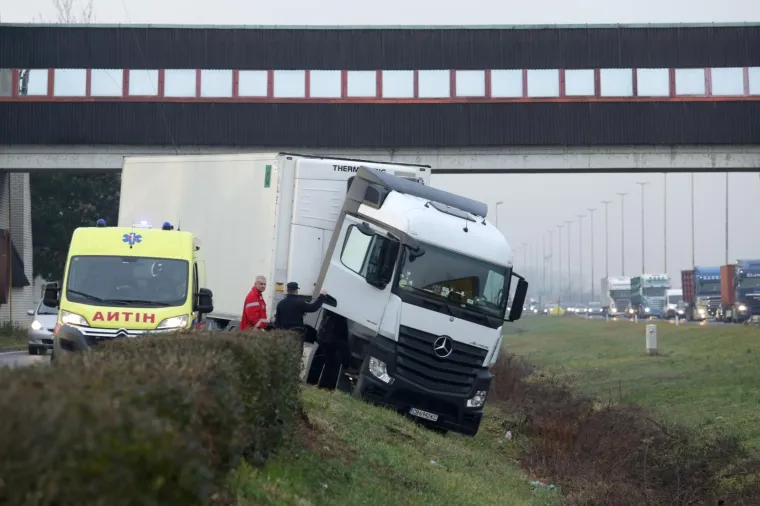 KAOS NA ZAGREBAČKOJ OBILAZNICI:&nbsp;Kod motela Plitvice vozač kamiona doživio infarkt i sletio s ceste, u blizini se dogodio i sudar