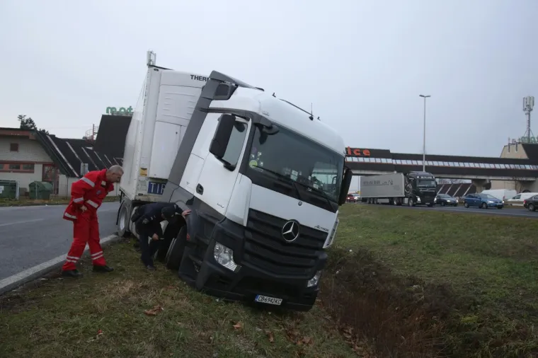 KAOS NA ZAGREBAČKOJ OBILAZNICI:&nbsp;Kod motela Plitvice vozač kamiona doživio infarkt i sletio s ceste, u blizini se dogodio i sudar