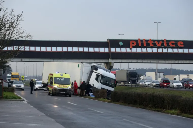 KAOS NA ZAGREBAČKOJ OBILAZNICI:&nbsp;Kod motela Plitvice vozač kamiona doživio infarkt i sletio s ceste, u blizini se dogodio i sudar