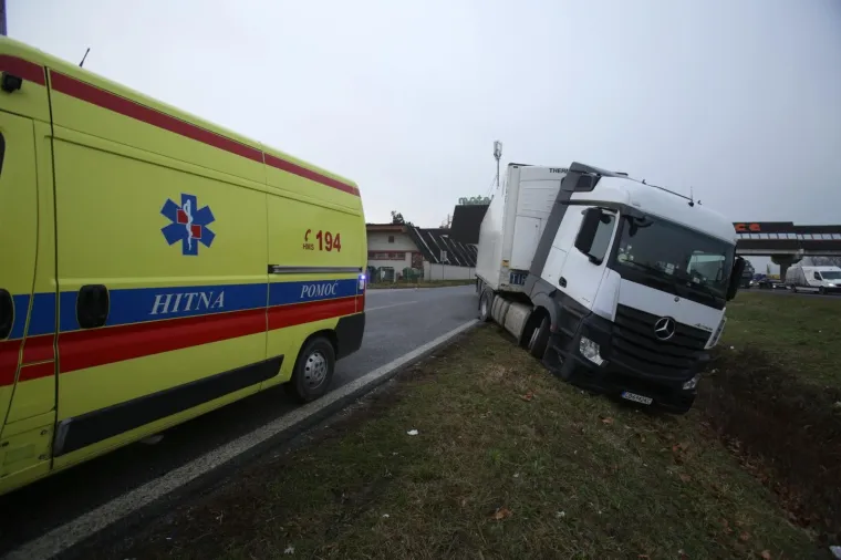 KAOS NA ZAGREBAČKOJ OBILAZNICI:&nbsp;Kod motela Plitvice vozač kamiona doživio infarkt i sletio s ceste, u blizini se dogodio i sudar